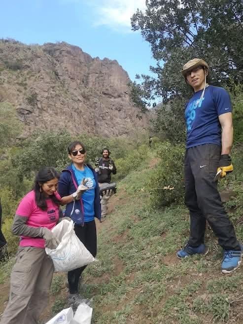 Voluntarios recolectando residuos
